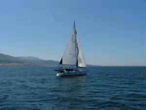 Lone sail boat - Linsy Lea sailing courtesy of www.sailingaway.co.uk